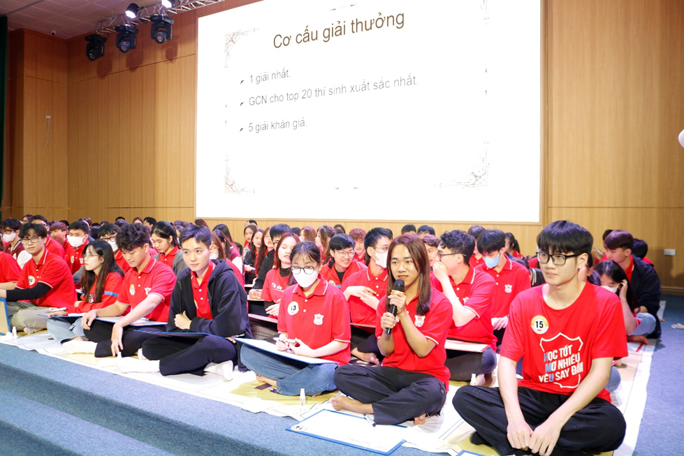 A group of people sitting on the floor in front of a screen

Description automatically generated